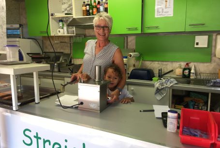 SCHWARZWALD-PERLE Steichelzoo Kappel